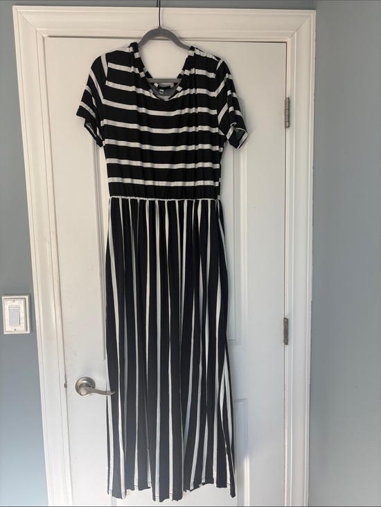 Dresses & Skirts - Black & White Striped Maxi Dress